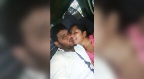 Vídeo MMS Indiano apresenta um jovem casal a fazer sexo apaixonado no carro 0 minuto 0 SEC