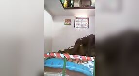 भारतीय पत्नी एका वाफेच्या कुंडीताच्या सत्रात मिश्या माणसासह गुंतली आहे 4 मिन 00 सेकंद