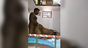 भारतीय पत्नी एका वाफेच्या कुंडीताच्या सत्रात मिश्या माणसासह गुंतली आहे 0 मिन 40 सेकंद