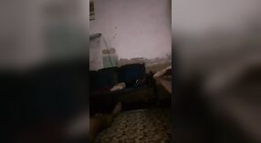 Femme pakistanaise avec une chatte poilue pleine pose pour une vidéo XXX 0 minute 30 sec