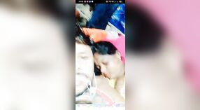 Desi妻子在这张热门的印度夫妇视频中，爱人从后面搞砸了 2 敏 00 sec