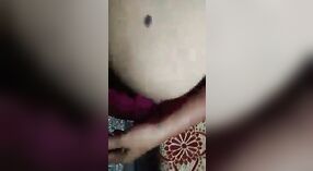 Desi bhabhi membuat vaginanya meraba dan disetubuhi oleh teman dalam video langsung 1 min 00 sec