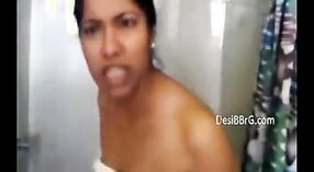 Sexo indio Bhabhi: Mira a este sexy bhabhi dar una garganta profunda experta 5 mín. 20 sec