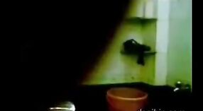 हौशी भारतीय मैत्रीण बाथरूममध्ये स्वत: ला बोट ठेवत असताना वेदनादायक भावनोत्कटता अनुभवते 4 मिन 10 सेकंद