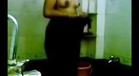 Namorada Indiana Amadora experimenta um orgasmo doloroso enquanto se toca na casa de banho 0 minuto 0 SEC