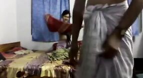 Ángel de la oficina india recibe una follada anal dura en este video humeante 12 mín. 00 sec