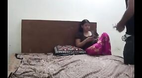 Gadis kuliah Desi kejiret ing kamera sing didhelikake ing skandal seks omah sing liar 0 min 0 sec