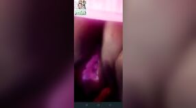 Nacktes mms-Video einer kurvigen Hausfrau mit großen Desi-Brüsten und einer engen Muschi 2 min 20 s