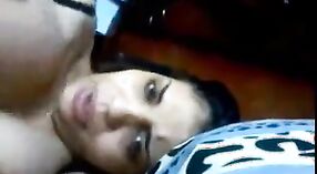 Indiase college student indulges in telefoon seks met haar lover 0 min 40 sec
