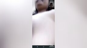 Bhabhi India dengan payudara besar memamerkan tubuh telanjangnya kepada kekasihnya di livecam 2 min 20 sec