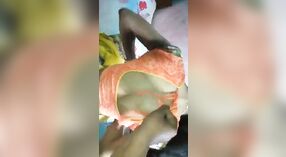 Indyjska żona Dehati pobiera jej pussy fucked w wiosce 1 / min 10 sec