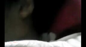పాంటాలూన్లలోని పెద్ద-రొమ్ముల భారతీయ అమ్మాయి తన బంధువుతో కొంటెగా ఉంటుంది 6 మిన్ 20 సెకను