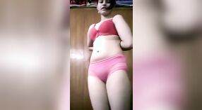 Desi bhabhi memamerkan tubuh telanjangnya dan melakukan masturbasi dalam video panas ini 0 min 0 sec