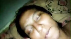 Schlampiger Blowjob von einer tamilischen hottie im indischen pornovideo 5 min 50 s