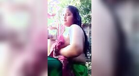 Desi bhabhi con pechos grandes nada en topless en un baño al aire libre video 1 mín. 50 sec