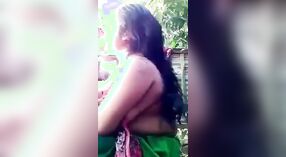 Desi bhabhi z dużym biustem pływa topless w odkryty wanna wideo 2 / min 00 sec