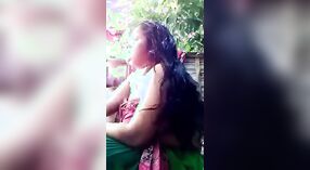 Desi bhabhi con pechos grandes nada en topless en un baño al aire libre video 2 mín. 10 sec