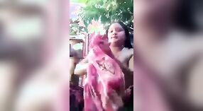 Desi bhabhi con pechos grandes nada en topless en un baño al aire libre video 3 mín. 20 sec