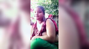 Desi bhabhi dengan payudara besar berenang topless di video mandi di luar ruangan 1 min 00 sec