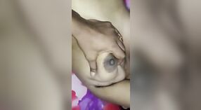 Istri memberikan kenikmatan oral dan kemudian membuat vaginanya ditumbuk dengan gaya doggy 1 min 00 sec