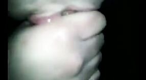 Rijpere Indiase seks video features een heet middelbare school student giving haar college boyfriend an amazing blowjob 1 min 00 sec