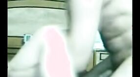 Show de webcam de Desi bhabhi con un amante negro para que disfruten sus fans 10 mín. 20 sec
