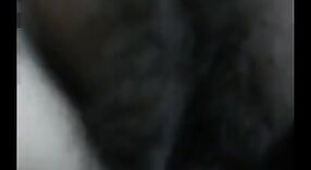 দেশি ইন্ডিয়ান মিলফ একটি বাষ্পীয় অশ্লীল ভিডিওতে নেমে এবং নোংরা 4 মিন 50 সেকেন্ড