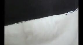 দেশি ইন্ডিয়ান মিলফ একটি বাষ্পীয় অশ্লীল ভিডিওতে নেমে এবং নোংরা 5 মিন 50 সেকেন্ড