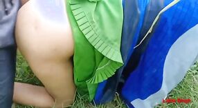 Desi babe gets haar bips filled met sperma in publiek outdoor seks video - 4 min 20 sec