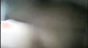 দেশী মমি এই বাষ্পীয় ভিডিওতে তার প্রতিবেশীর সাথে নীচে নেমে গেলে এবং নোংরা 3 মিন 10 সেকেন্ড