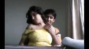 Desi's Freundin muss in diesem hausgemachten Video ihren BH ausziehen, um ihre großen Brüste auf eine XXX-Größe zu bringen 2 min 20 s