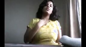 Desi'nin kız arkadaşının bu ev yapımı videoda büyük göğüslerini XXX boyutuna çıkarmak için sütyenini çıkarması gerekiyor 2 dakika 50 saniyelik