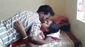 Bengalce karısı reşit olmayan bir çocukla yaramaz cinsel aktiviteye düşkündür 0 dakika 0 saniyelik