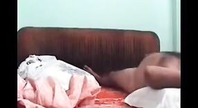 蒸し暑い姿勢で見事なbhabhiをフィーチャーした自家製のインドのセックスビデオ 0 分 40 秒