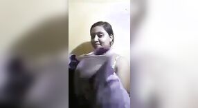 Rondborstige Indiase vrouw krijgt naakt en ondeugend in de badkamer 0 min 0 sec