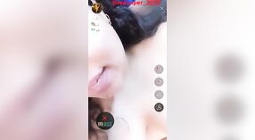 Lớn Boobs Desi cô gái flaunts cô ấy saggy tits trong này sống MMC video 13 tối thiểu 40 sn