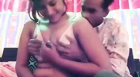 Heimvideo eines Mannes, der im desi-mms-Skandal Titten berührt und brustwarzen küsst 1 min 40 s