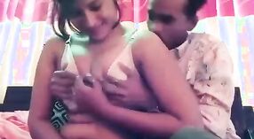 Video casero de hombre tocando tetas y besando pezones en escándalo desi mms 1 mín. 40 sec