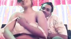 Heimvideo eines Mannes, der im desi-mms-Skandal Titten berührt und brustwarzen küsst 2 min 00 s