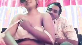 Video casero de hombre tocando tetas y besando pezones en escándalo desi mms 2 mín. 00 sec