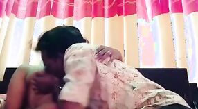Домашнее видео, на котором мужчина трогает сиськи и целует соски в ммс-скандале с Дези 3 минута 00 сек