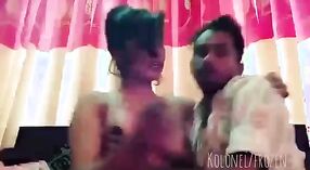 Heimvideo eines Mannes, der im desi-mms-Skandal Titten berührt und brustwarzen küsst 3 min 20 s