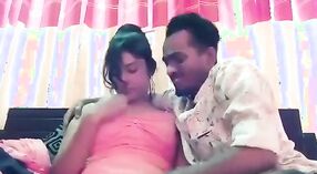 Heimvideo eines Mannes, der im desi-mms-Skandal Titten berührt und brustwarzen küsst 1 min 10 s
