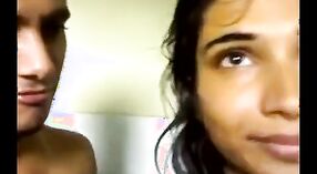 Indisches college-Mädchen mit großen Titten wird im Pornofilm ungezogen 1 min 00 s