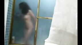 Chatte indienne poilue se fait doigter et taquiner sous la douche 1 minute 20 sec