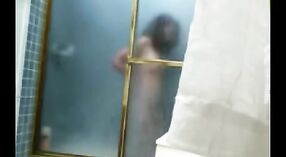 Chatte indienne poilue se fait doigter et taquiner sous la douche 1 minute 50 sec