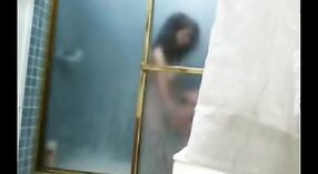 Behaarte indische Muschi wird gefingert und in der Dusche neckt 2 min 20 s
