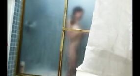 Chatte indienne poilue se fait doigter et taquiner sous la douche 3 minute 20 sec