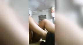 Una belleza india sexy da un espectáculo en vivo de su hermoso cuerpo 0 mín. 0 sec