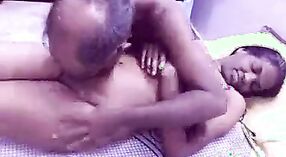 Südindisches MIMC-Video mit einer sexuell erregten tamilischen Frau 1 min 30 s